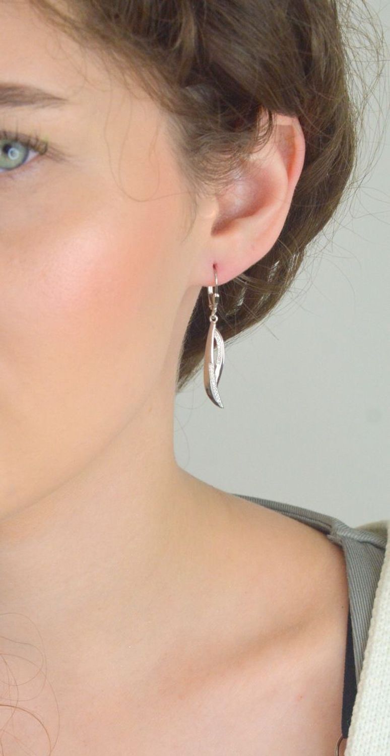 Eleganckie kolczyki srebrne próby 925, zdobione błyszczącymi cyrkoniami. Długi, wiszący fason – idealny na wieczór i wyjątkowe okazje. Kod DIA-KLC-13441-925.1.jpg