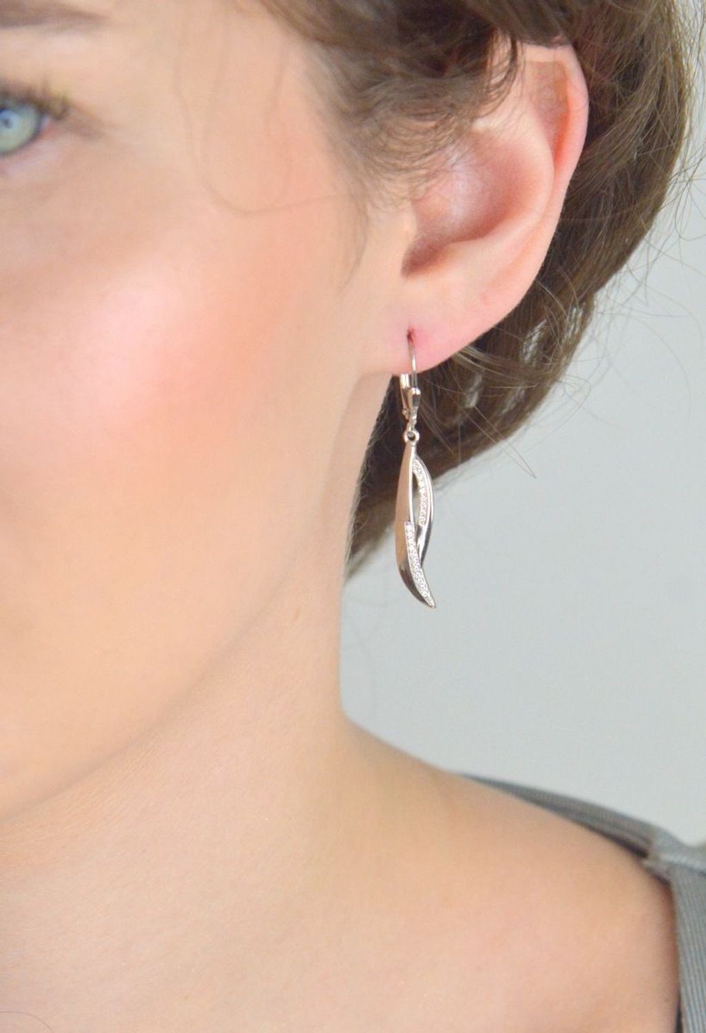 Eleganckie kolczyki srebrne próby 925, zdobione błyszczącymi cyrkoniami. Długi, wiszący fason – idealny na wieczór i wyjątkowe okazje. Kod DIA-KLC-13441-925.1.jpg