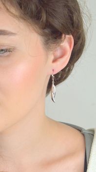 Eleganckie kolczyki srebrne próby 925, zdobione błyszczącymi cyrkoniami. Długi, wiszący fason – idealny na wieczór i wyjątkowe okazje. Kod DIA-KLC-13441-925 (1).JPG