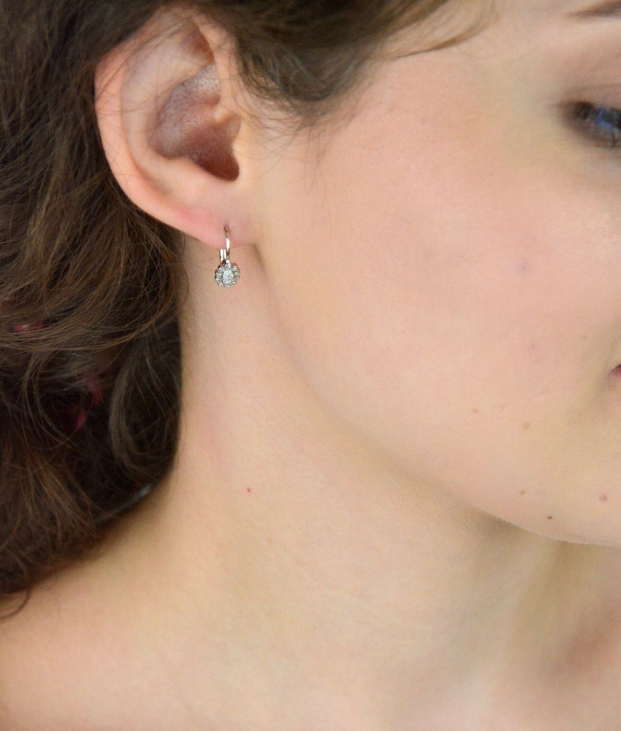 Kolczyki dziecięce srebrne 925 DIA-KLC-13442-925, owalne zdobione białymi cyrkoniami, zapięcie bigiel angielski. Długość 1,5 cm, szerokość 5 mm, waga 1,20 g. Lekkie i bezpieczne.1.jpg