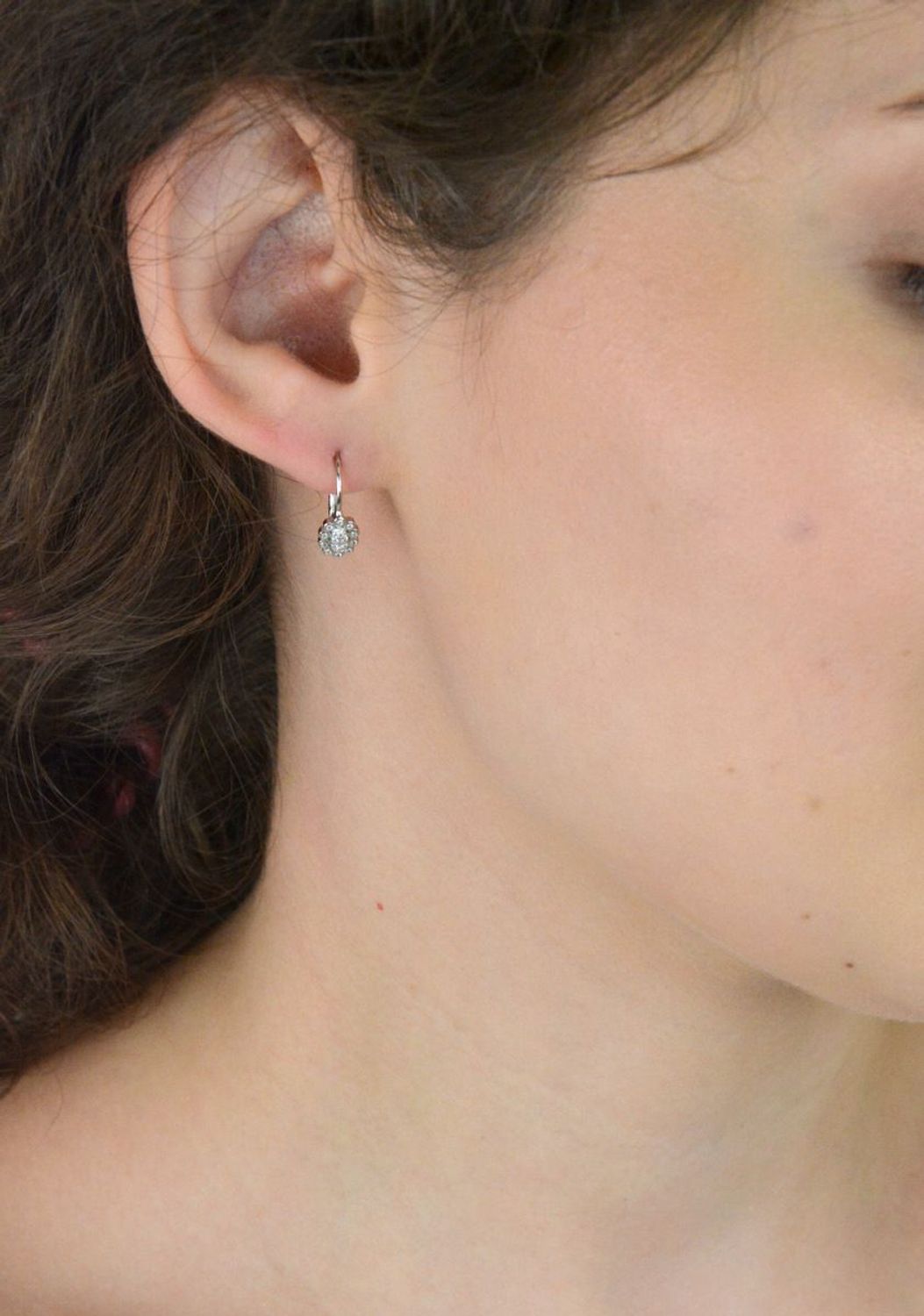 Kolczyki dziecięce srebrne 925 DIA-KLC-13442-925, owalne zdobione białymi cyrkoniami, zapięcie bigiel angielski. Długość 1,5 cm, szerokość 5 mm, waga 1,20 g. Lekkie i bezpieczne.1.jpg