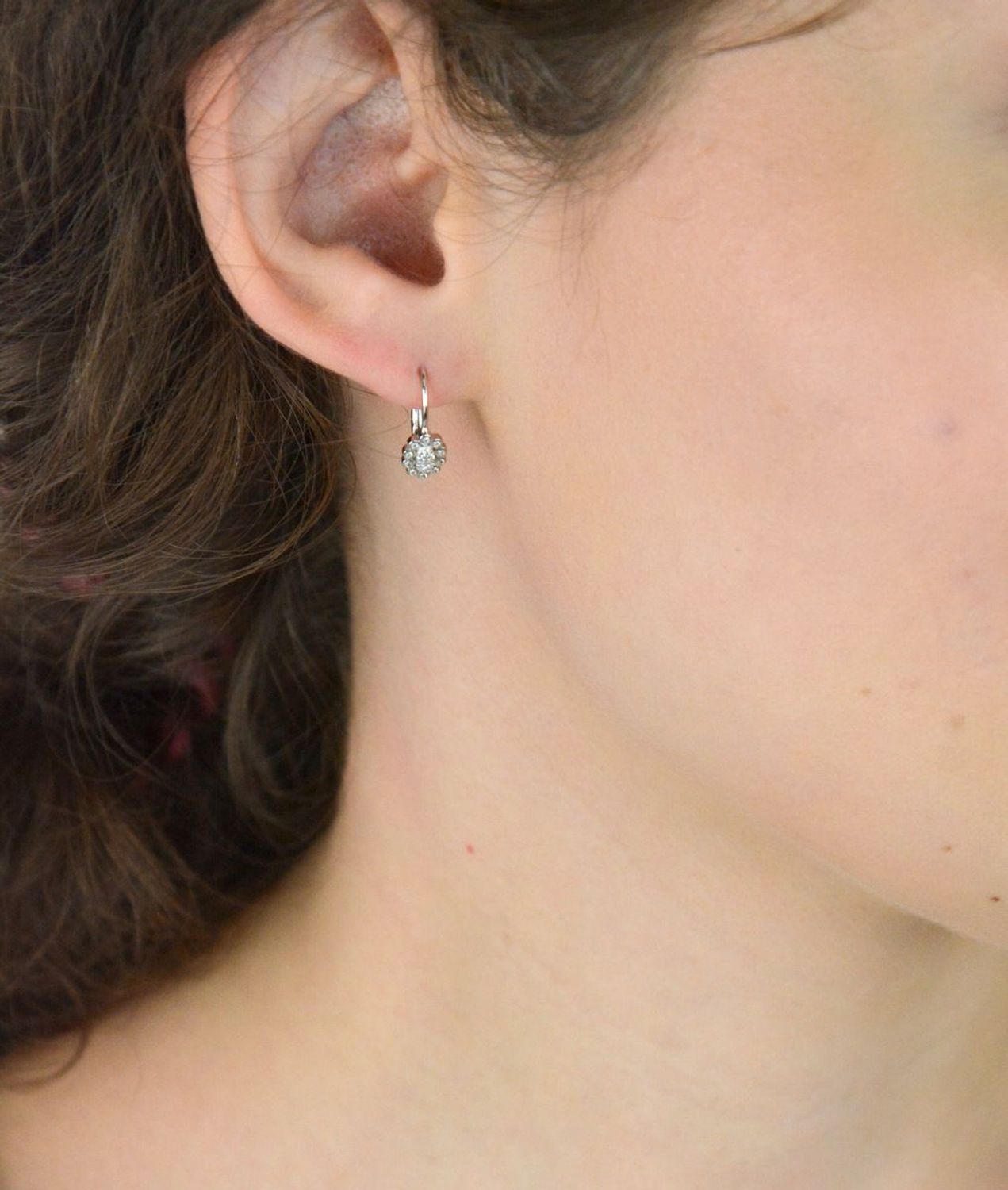 Kolczyki dziecięce srebrne 925 DIA-KLC-13442-925, owalne zdobione białymi cyrkoniami, zapięcie bigiel angielski. Długość 1,5 cm, szerokość 5 mm, waga 1,20 g. Lekkie i bezpieczne.1.jpg