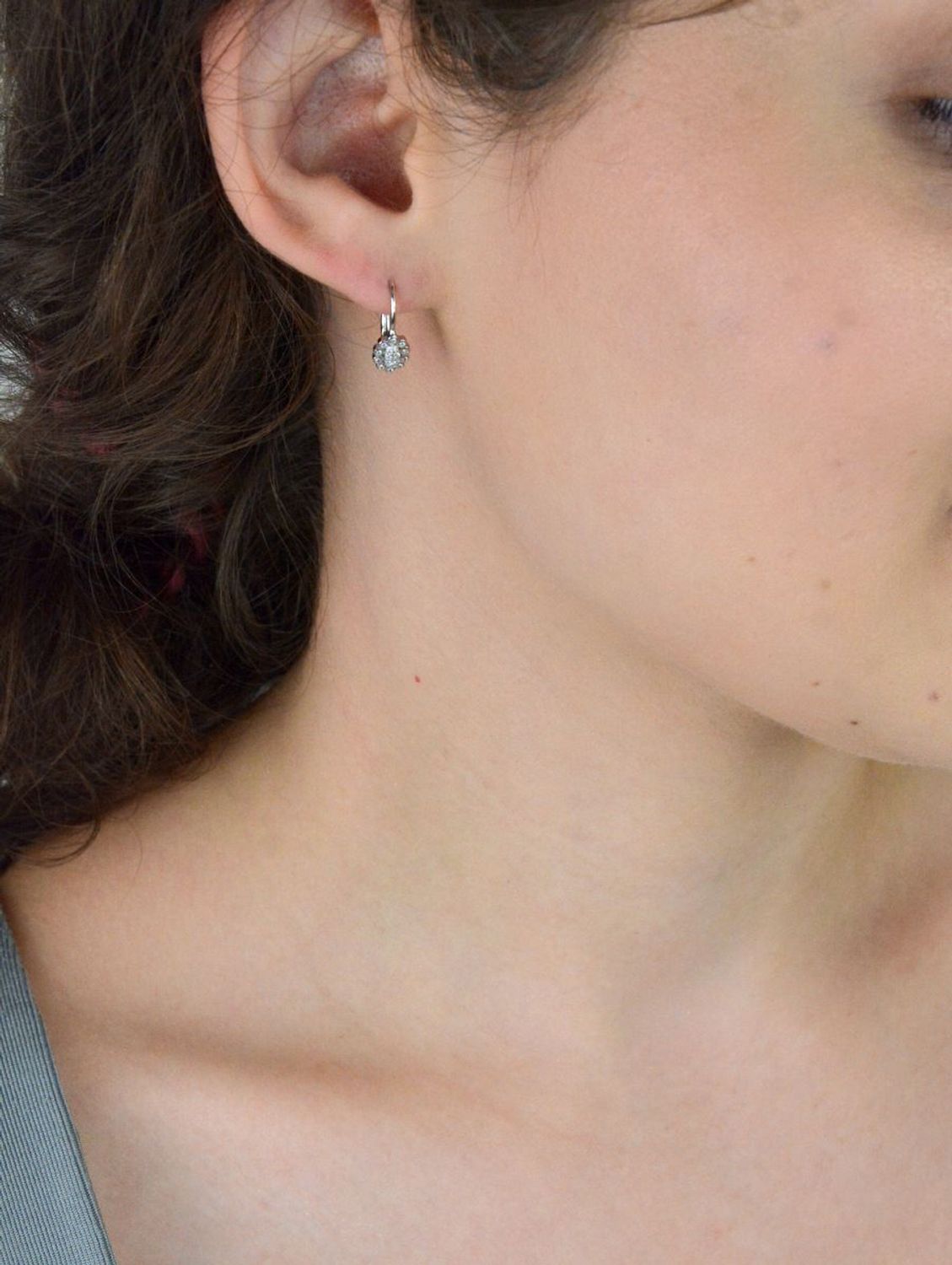 Kolczyki dziecięce srebrne 925 DIA-KLC-13442-925, owalne zdobione białymi cyrkoniami, zapięcie bigiel angielski. Długość 1,5 cm, szerokość 5 mm, waga 1,20 g. Lekkie i bezpieczne.1.jpg