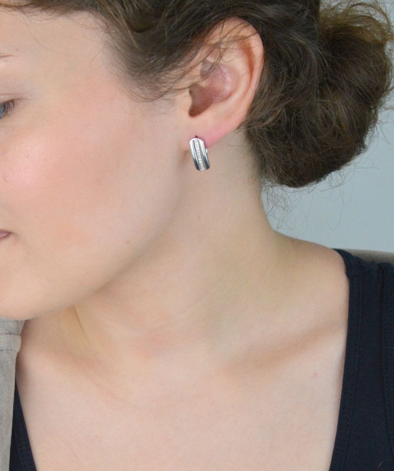 Eleganckie kolczyki damskie srebrne wykonane z srebra próby 925, ozdobione pasem cyrkonii. Długość 1,5 cm, szerokość 7 mm. Zapięcie bigiel angielski – subtelne i eleganckie.1.jpg