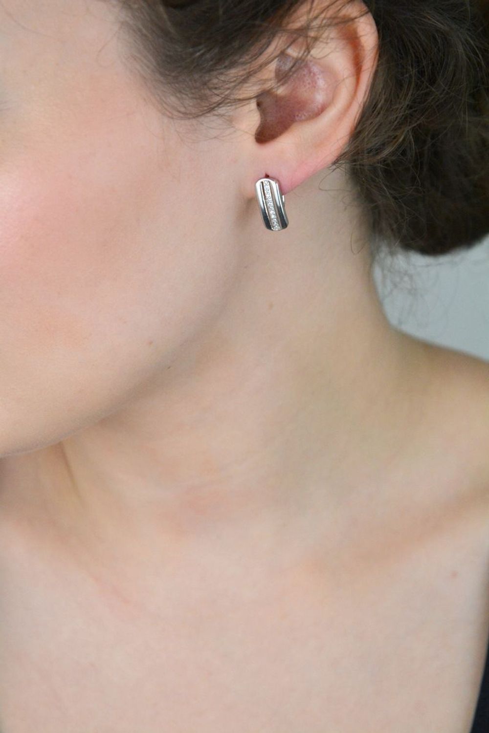 Eleganckie kolczyki damskie srebrne wykonane z srebra próby 925, ozdobione pasem cyrkonii. Długość 1,5 cm, szerokość 7 mm. Zapięcie bigiel angielski – subtelne i eleganckie.1.jpg