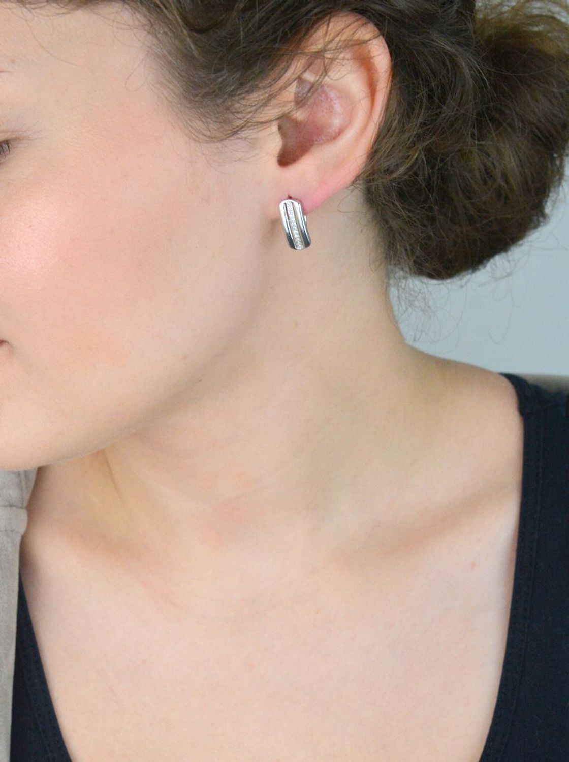 Eleganckie kolczyki damskie srebrne wykonane z srebra próby 925, ozdobione pasem cyrkonii. Długość 1,5 cm, szerokość 7 mm. Zapięcie bigiel angielski – subtelne i eleganckie.1.jpg