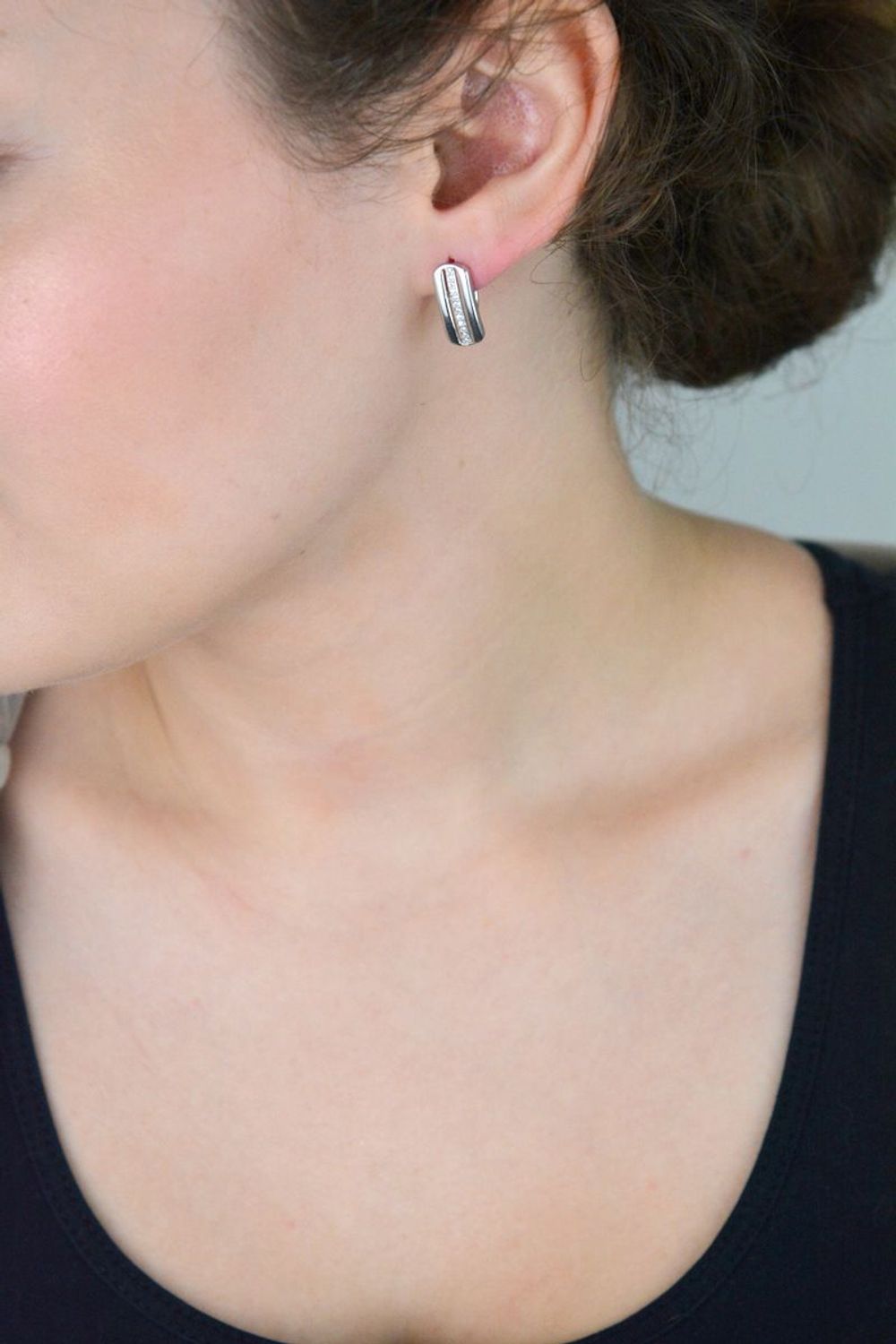 Eleganckie kolczyki damskie srebrne wykonane z srebra próby 925, ozdobione pasem cyrkonii. Długość 1,5 cm, szerokość 7 mm. Zapięcie bigiel angielski – subtelne i eleganckie.1.jpg