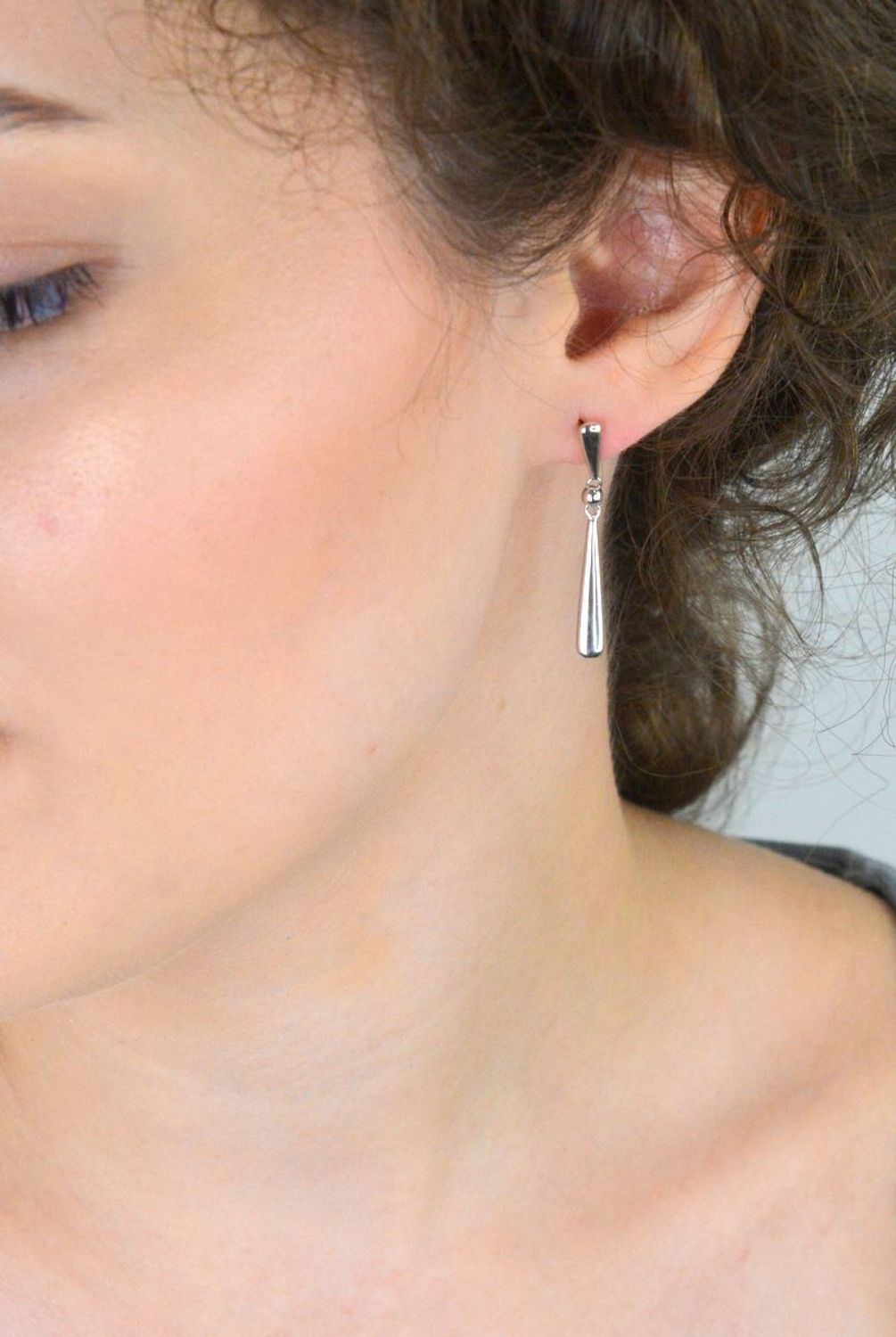 Eleganckie srebrne kolczyki wiszące DIA-KLC-13444-925 w kształcie gładkich łezek. Srebro próby 925, długość 3,5 cm, waga 3,40 g, zapięcie na sztyft. Minimalizm i styl w jednym.1.jpg