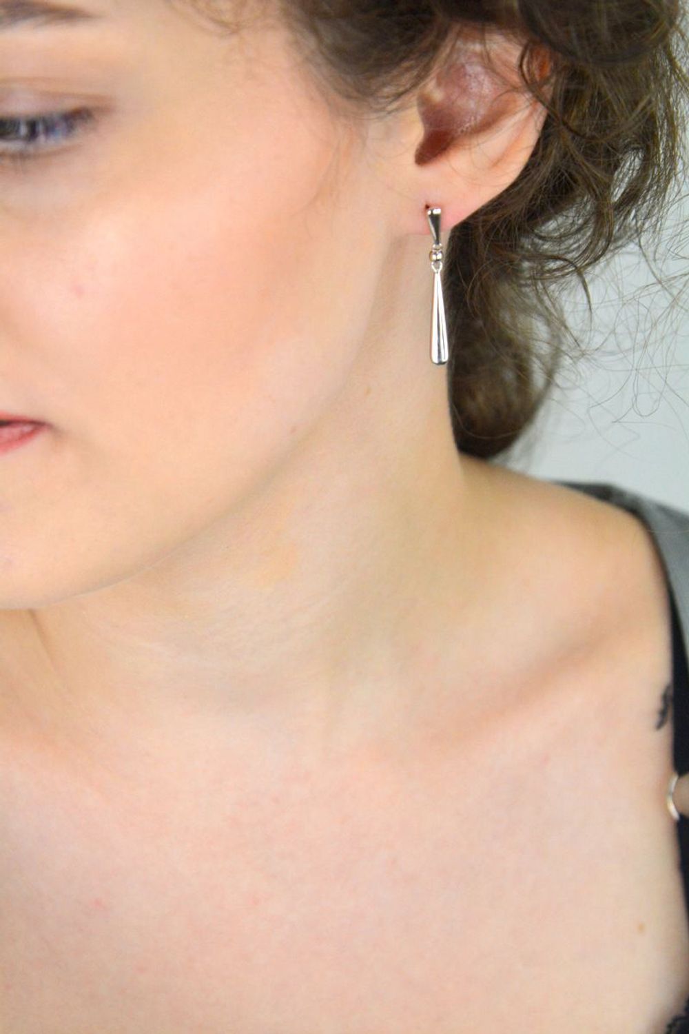 Eleganckie srebrne kolczyki wiszące DIA-KLC-13444-925 w kształcie gładkich łezek. Srebro próby 925, długość 3,5 cm, waga 3,40 g, zapięcie na sztyft. Minimalizm i styl w jednym.1.jpg