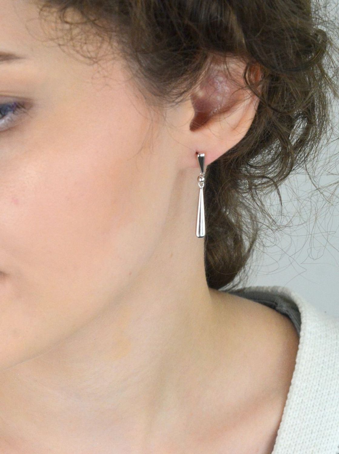 Eleganckie srebrne kolczyki wiszące DIA-KLC-13444-925 w kształcie gładkich łezek. Srebro próby 925, długość 3,5 cm, waga 3,40 g, zapięcie na sztyft. Minimalizm i styl w jednym.1.jpg