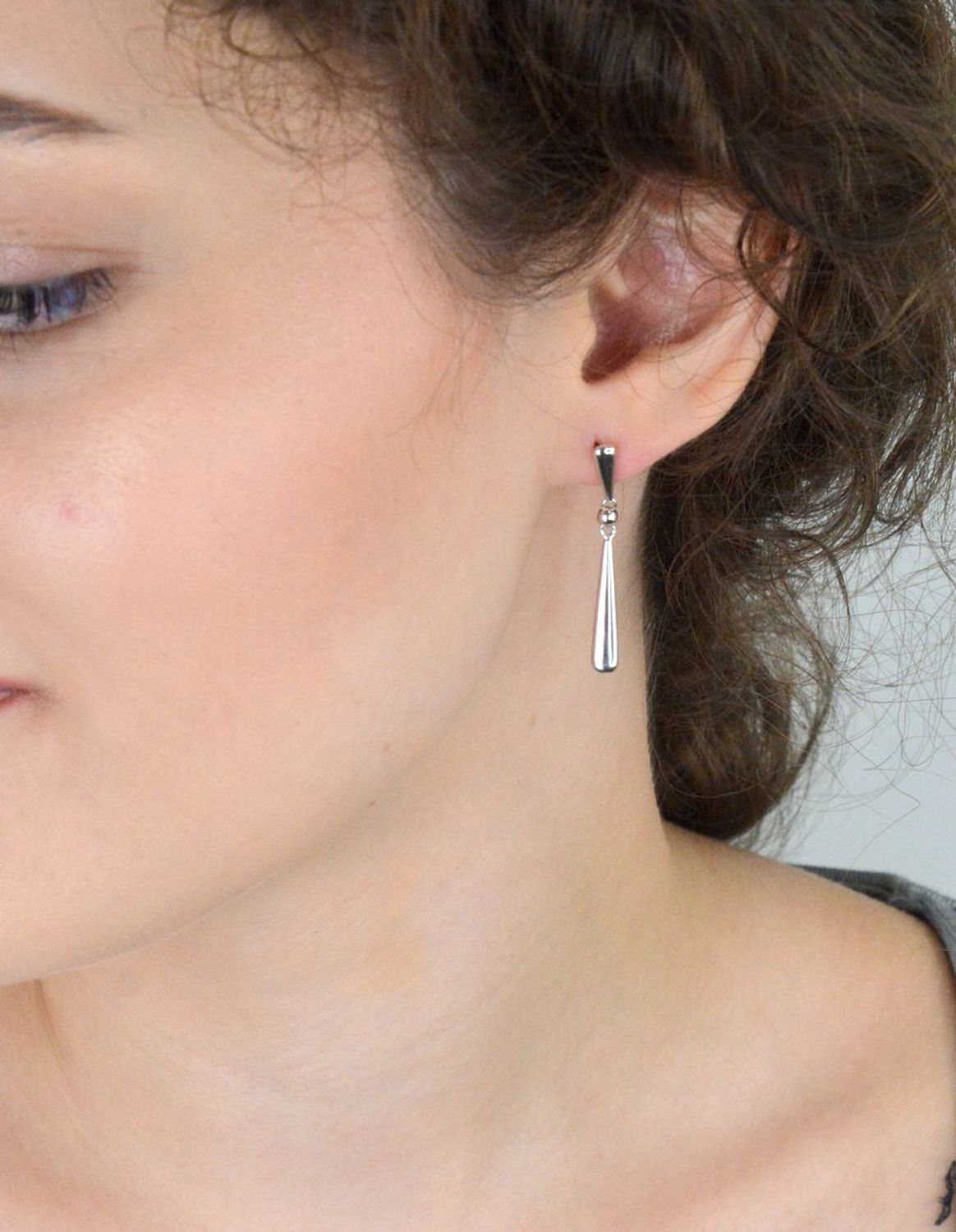 Eleganckie srebrne kolczyki wiszące DIA-KLC-13444-925 w kształcie gładkich łezek. Srebro próby 925, długość 3,5 cm, waga 3,40 g, zapięcie na sztyft. Minimalizm i styl w jednym.1.jpg