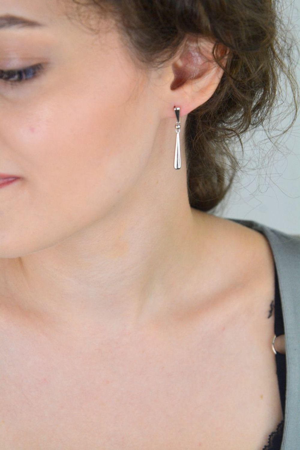 Eleganckie srebrne kolczyki wiszące DIA-KLC-13444-925 w kształcie gładkich łezek. Srebro próby 925, długość 3,5 cm, waga 3,40 g, zapięcie na sztyft. Minimalizm i styl w jednym.1.jpg