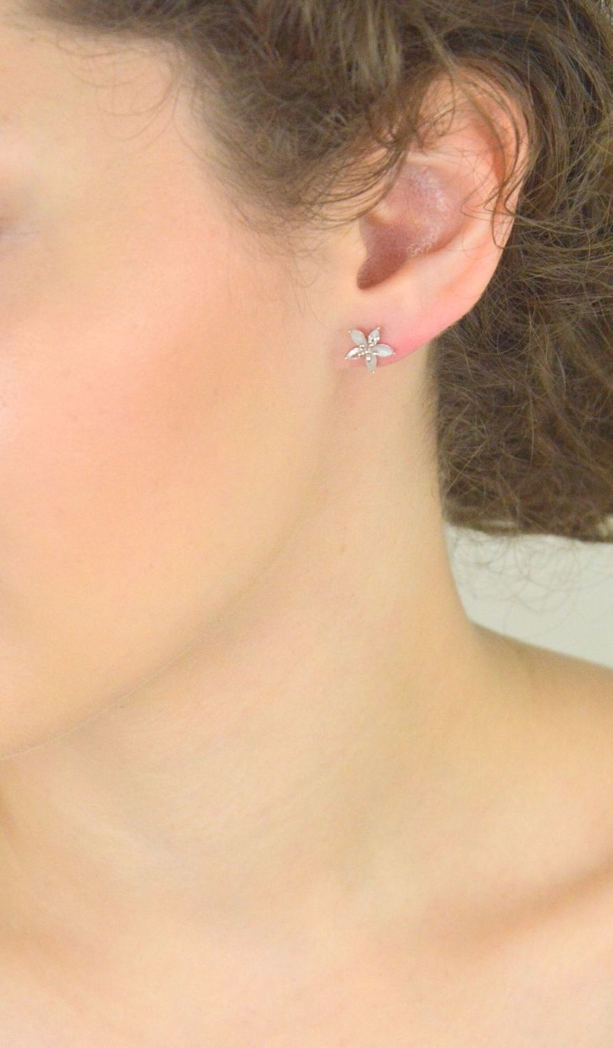 Kolczyki srebrne 925 DIA-KLC-13445-925 w kształcie kwiatków z cyrkoniami. Wielkość 1 cm, zapięcie na sztyft, waga 1,20 g. Lekkie, subtelne i idealne na prezent.1.jpg