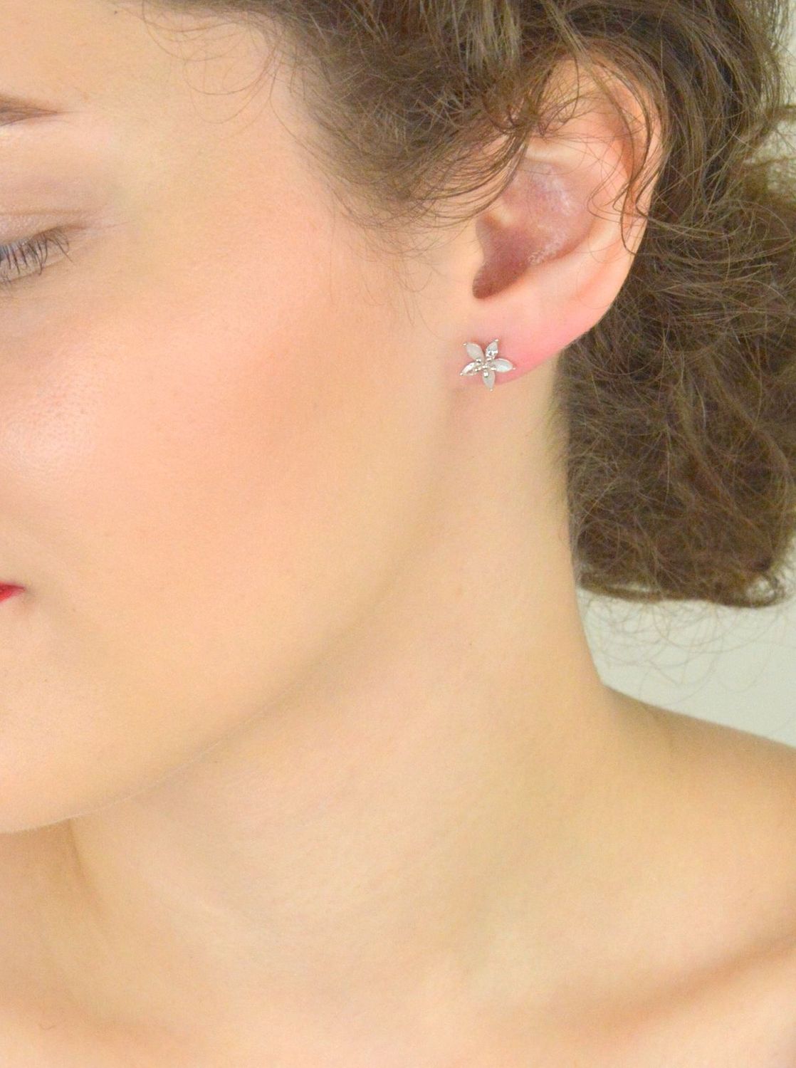 Kolczyki srebrne 925 DIA-KLC-13445-925 w kształcie kwiatków z cyrkoniami. Wielkość 1 cm, zapięcie na sztyft, waga 1,20 g. Lekkie, subtelne i idealne na prezent.1.jpg