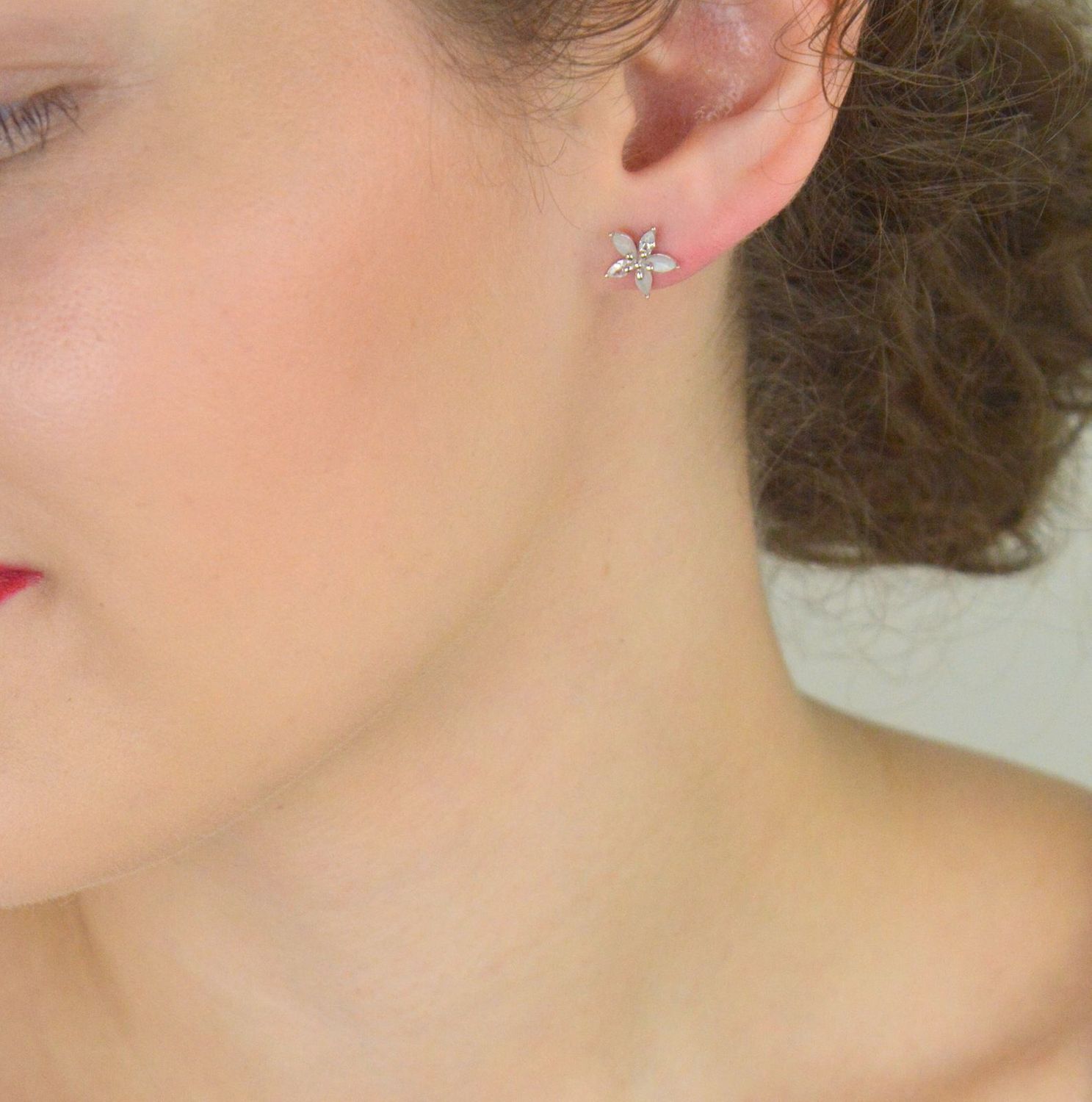 Kolczyki srebrne 925 DIA-KLC-13445-925 w kształcie kwiatków z cyrkoniami. Wielkość 1 cm, zapięcie na sztyft, waga 1,20 g. Lekkie, subtelne i idealne na prezent.1.jpg