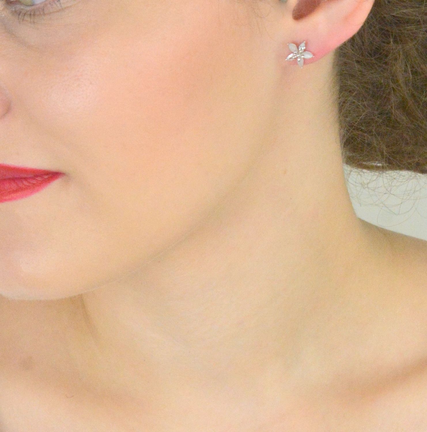 Kolczyki srebrne 925 DIA-KLC-13445-925 w kształcie kwiatków z cyrkoniami. Wielkość 1 cm, zapięcie na sztyft, waga 1,20 g. Lekkie, subtelne i idealne na prezent.1.jpg