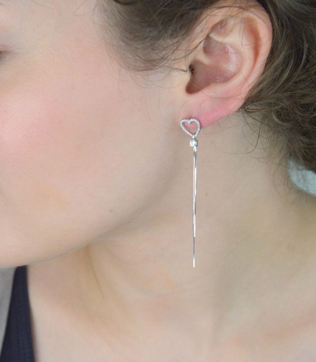 Kolczyki damskie DIA-KLC-13446-925 – srebrne serduszka z cyrkoniami i eleganckimi lineczkami. Długość 7,0 cm, szerokość 1,0 cm. Zapięcie na sztyft, próba 925. Idealne na prezent!1.jpg