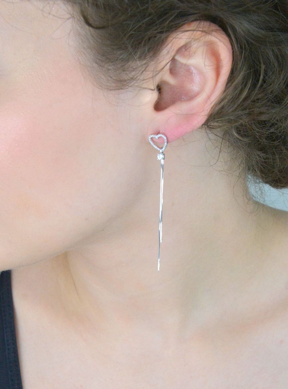 Kolczyki damskie DIA-KLC-13446-925 – srebrne serduszka z cyrkoniami i eleganckimi lineczkami. Długość 7,0 cm, szerokość 1,0 cm. Zapięcie na sztyft, próba 925. Idealne na prezent!1.jpg