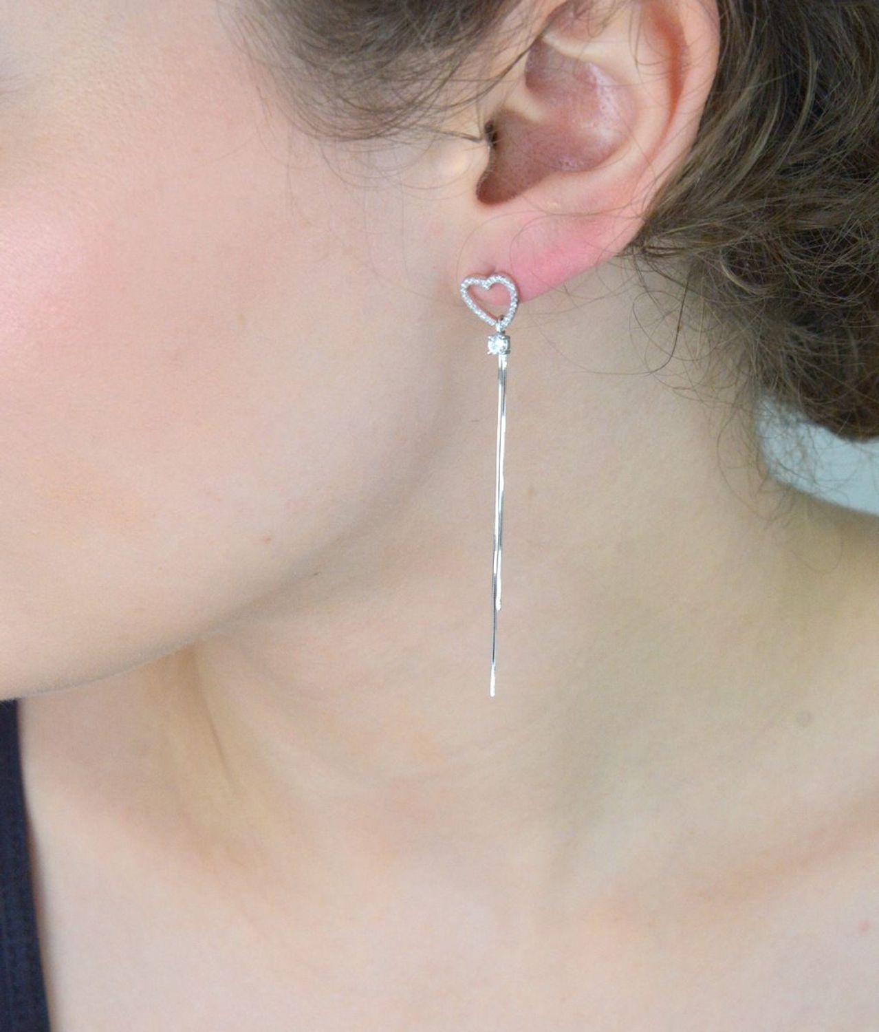 Kolczyki damskie DIA-KLC-13446-925 – srebrne serduszka z cyrkoniami i eleganckimi lineczkami. Długość 7,0 cm, szerokość 1,0 cm. Zapięcie na sztyft, próba 925. Idealne na prezent!1.jpg