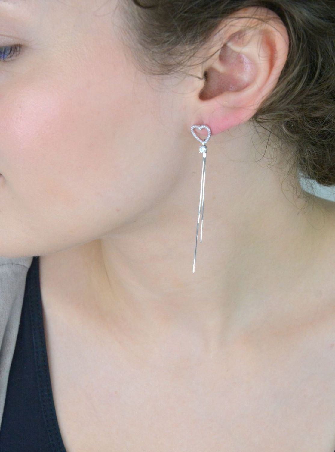 Kolczyki damskie DIA-KLC-13446-925 – srebrne serduszka z cyrkoniami i eleganckimi lineczkami. Długość 7,0 cm, szerokość 1,0 cm. Zapięcie na sztyft, próba 925. Idealne na prezent!1.jpg