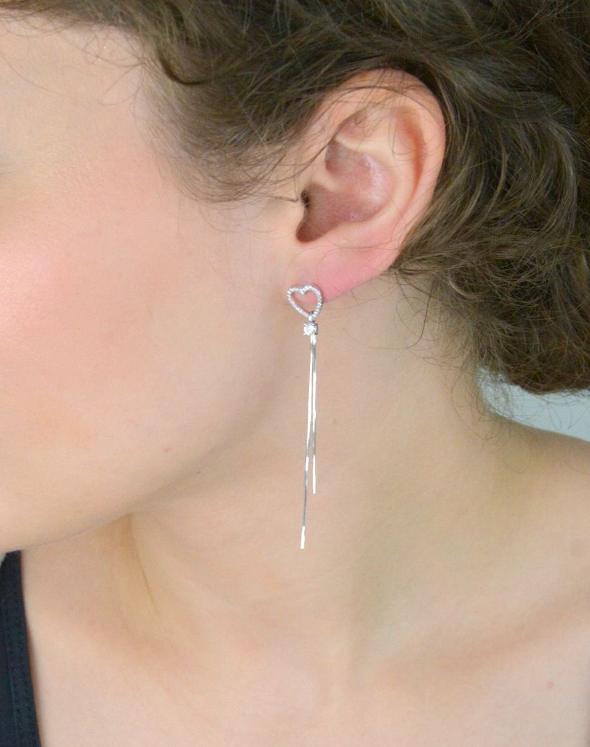 Kolczyki damskie DIA-KLC-13446-925 – srebrne serduszka z cyrkoniami i eleganckimi lineczkami. Długość 7,0 cm, szerokość 1,0 cm. Zapięcie na sztyft, próba 925. Idealne na prezent!1.jpg