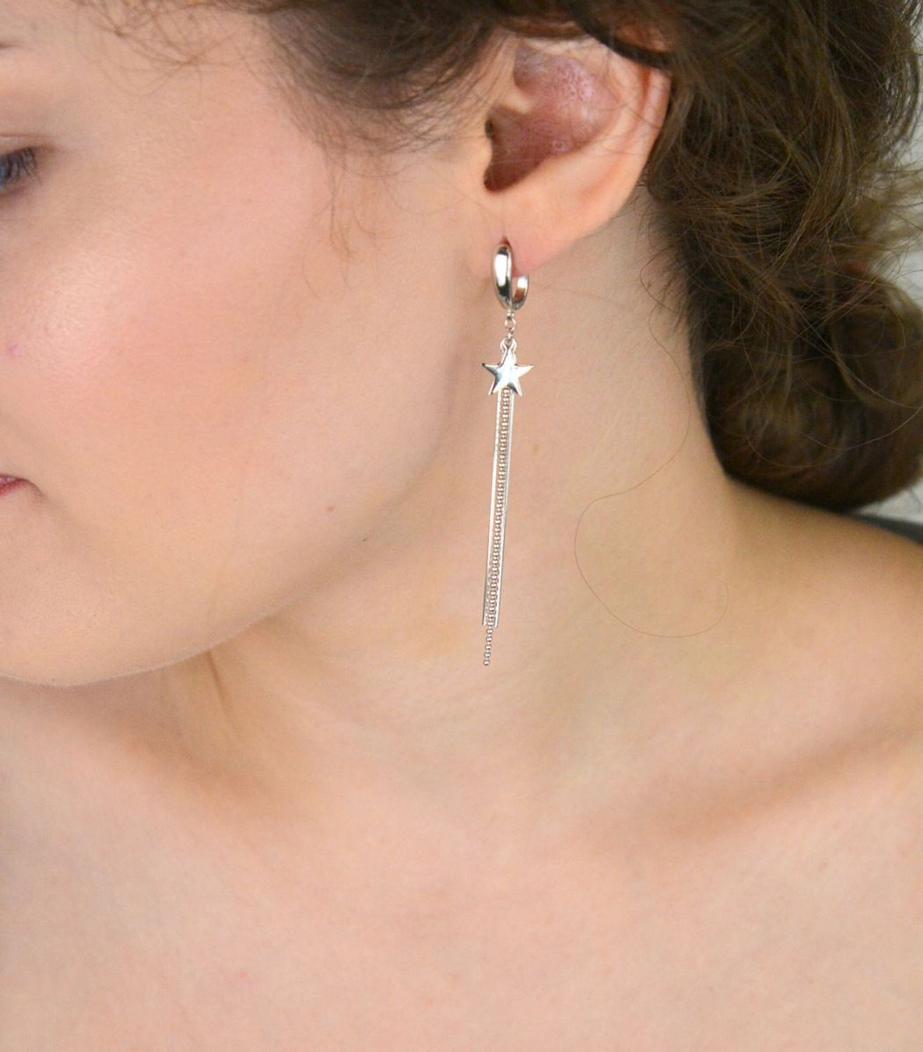 Długie srebrne kolczyki 925 z wiszącymi łańcuszkami i gładką gwiazdką. Długość 7,5 cm, waga 4,30 g, zapięcie angielskie. Subtelna i modna ozdoba.1.jpg