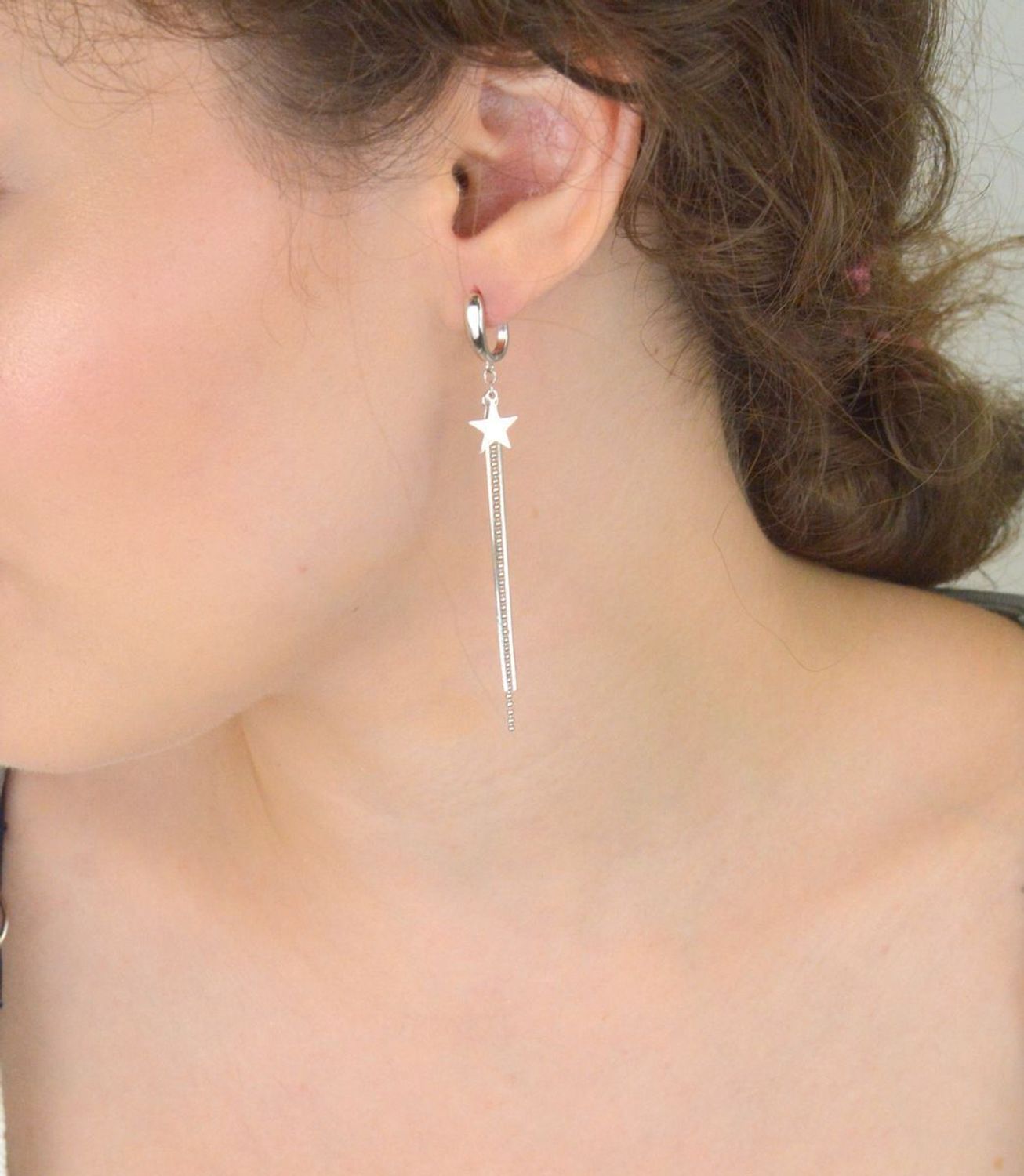 Długie srebrne kolczyki 925 z wiszącymi łańcuszkami i gładką gwiazdką. Długość 7,5 cm, waga 4,30 g, zapięcie angielskie. Subtelna i modna ozdoba.1.jpg