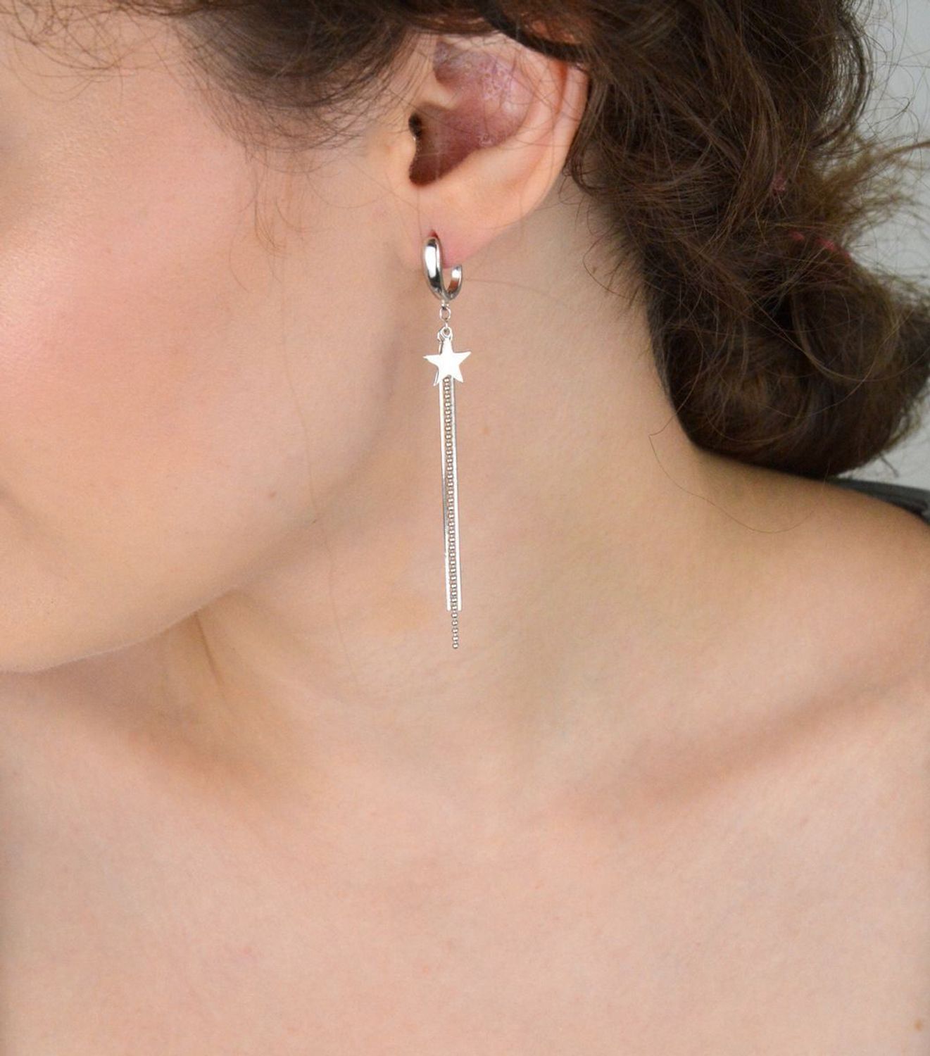 Długie srebrne kolczyki 925 z wiszącymi łańcuszkami i gładką gwiazdką. Długość 7,5 cm, waga 4,30 g, zapięcie angielskie. Subtelna i modna ozdoba.1.jpg