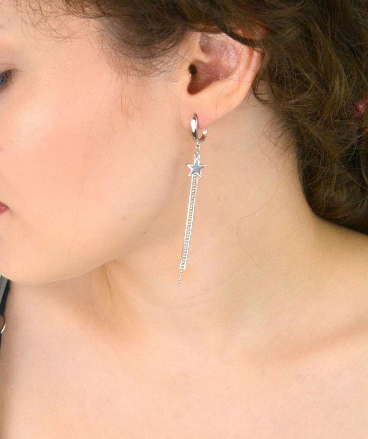 Długie srebrne kolczyki 925 z wiszącymi łańcuszkami i gładką gwiazdką. Długość 7,5 cm, waga 4,30 g, zapięcie angielskie. Subtelna i modna ozdoba.1.jpg