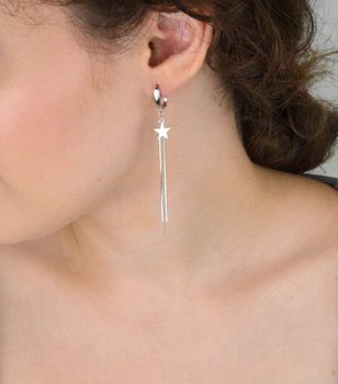 Długie srebrne kolczyki 925 z wiszącymi łańcuszkami i gładką gwiazdką. Długość 7,5 cm, waga 4,30 g, zapięcie angielskie. Subtelna i modna ozdoba (3).JPG