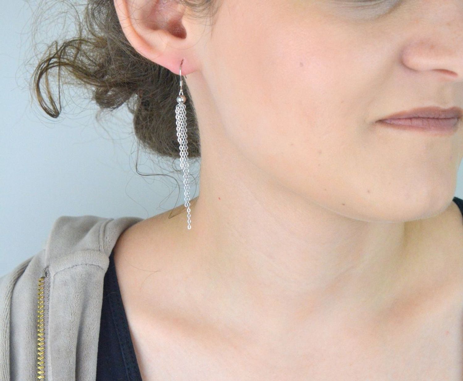 Długie kolczyki srebrne 925 z pięcioma ruchomymi łańcuszkami. Model DIA-KLC-13448-925 z otwartym biglem, długość 7,5 cm, lekka forma (2,10 g). Subtelny ruch, wyjątkowy styl.1.jpg