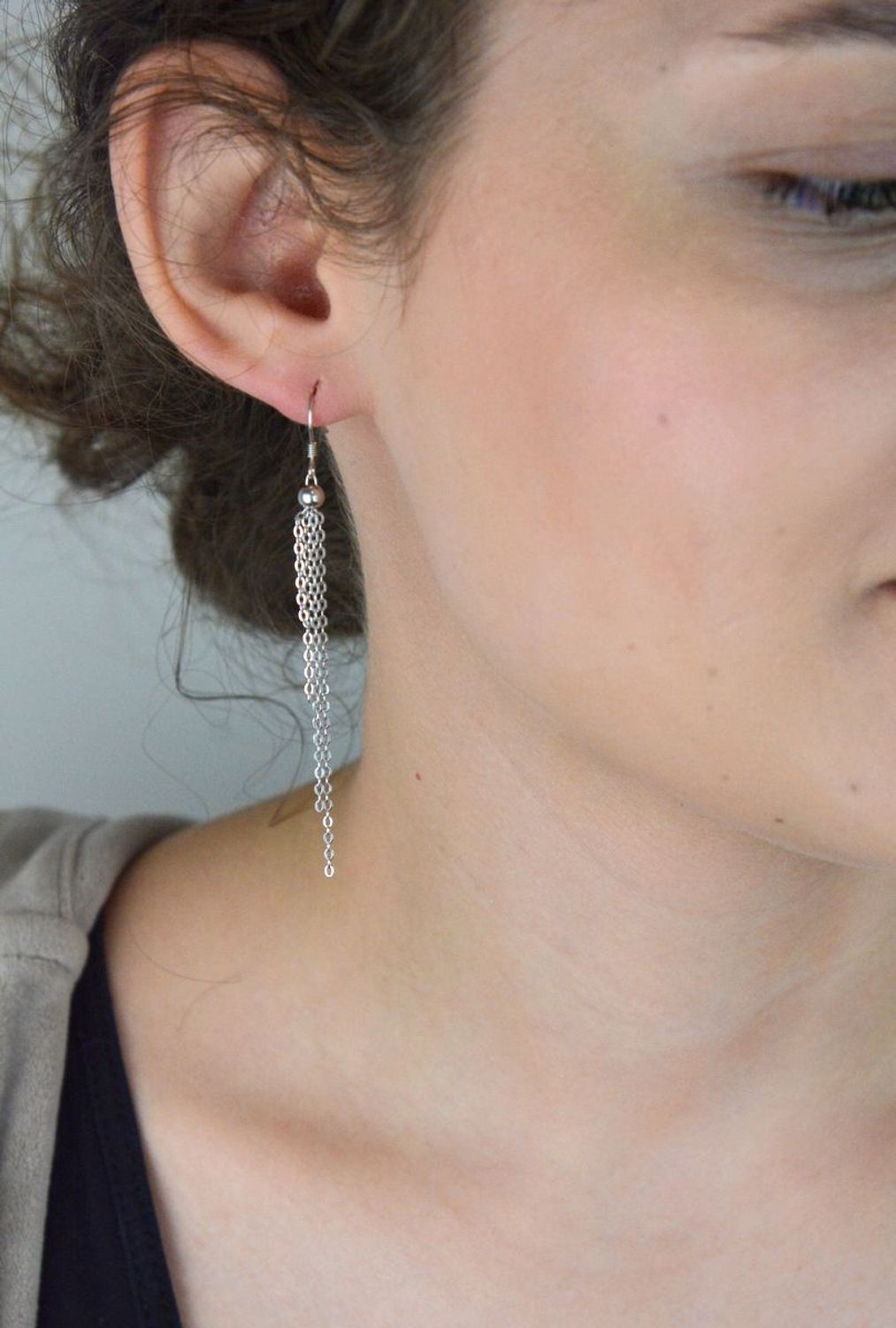Długie kolczyki srebrne 925 z pięcioma ruchomymi łańcuszkami. Model DIA-KLC-13448-925 z otwartym biglem, długość 7,5 cm, lekka forma (2,10 g). Subtelny ruch, wyjątkowy styl.1.jpg