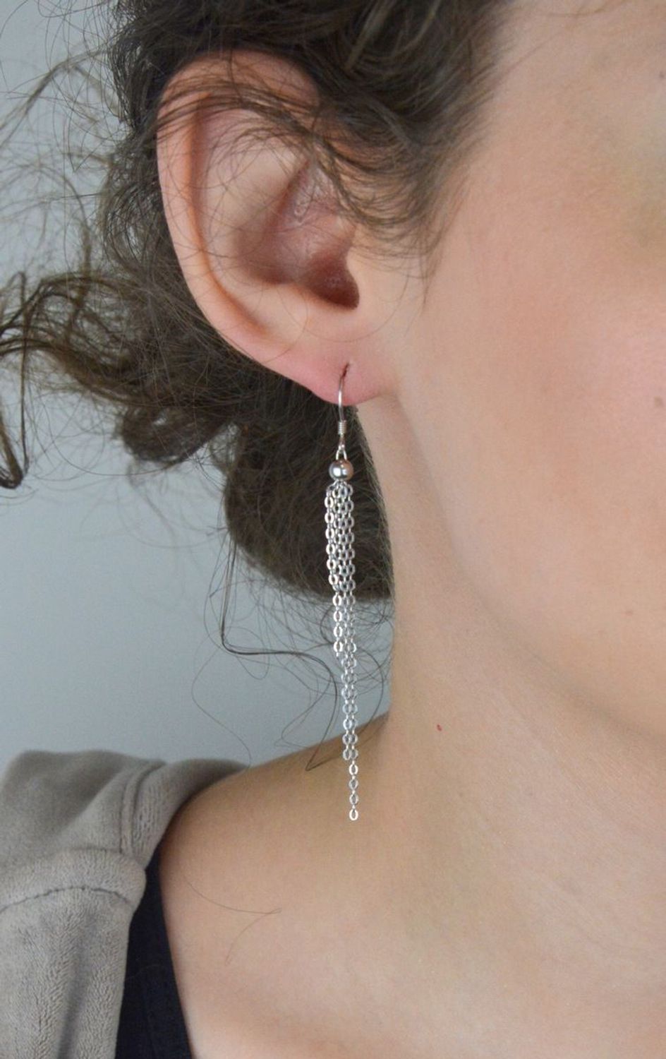 Długie kolczyki srebrne 925 z pięcioma ruchomymi łańcuszkami. Model DIA-KLC-13448-925 z otwartym biglem, długość 7,5 cm, lekka forma (2,10 g). Subtelny ruch, wyjątkowy styl.1.jpg