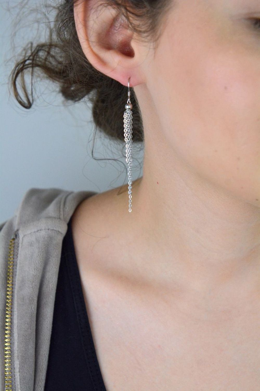 Długie kolczyki srebrne 925 z pięcioma ruchomymi łańcuszkami. Model DIA-KLC-13448-925 z otwartym biglem, długość 7,5 cm, lekka forma (2,10 g). Subtelny ruch, wyjątkowy styl.1.jpg