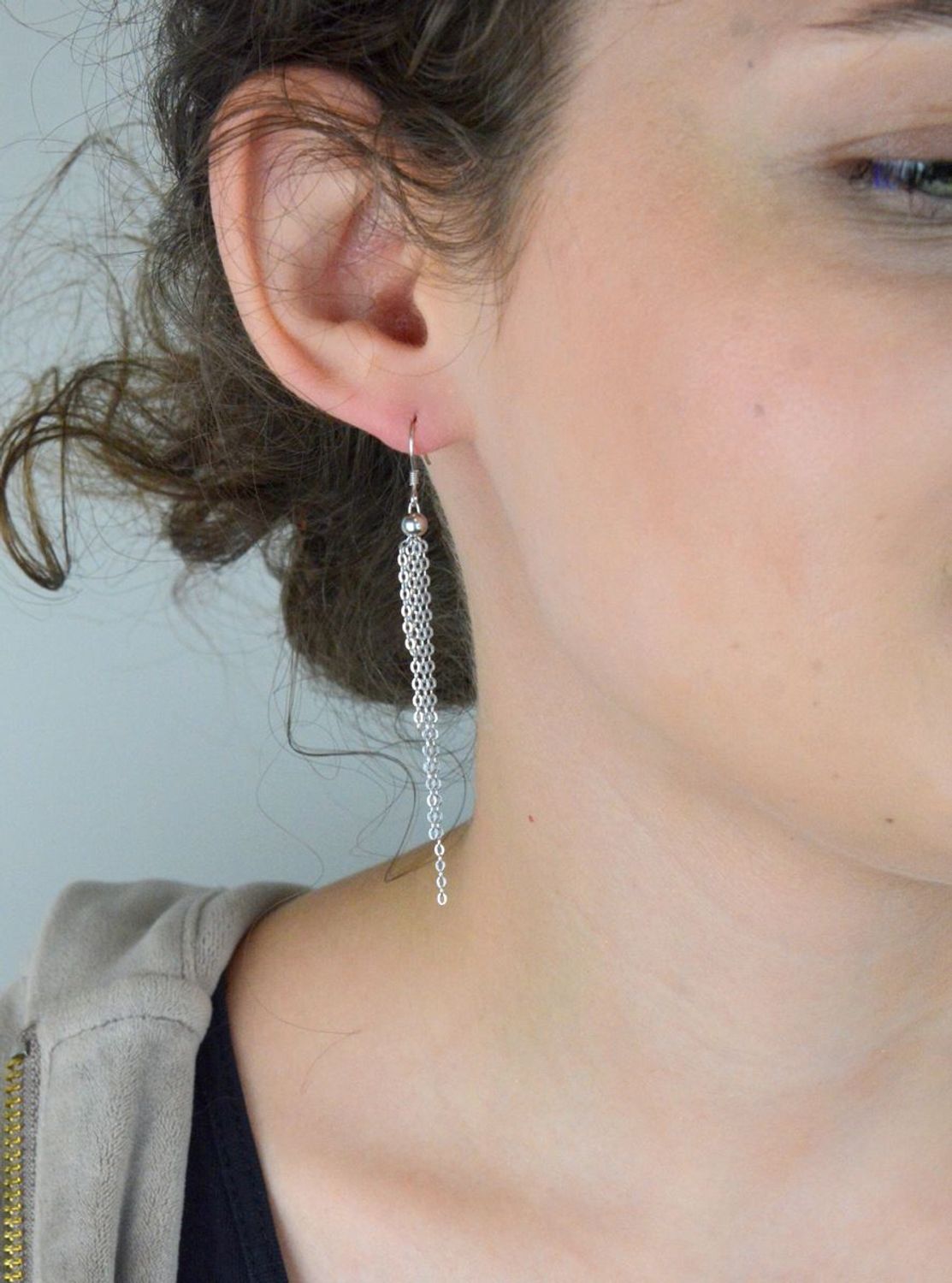 Długie kolczyki srebrne 925 z pięcioma ruchomymi łańcuszkami. Model DIA-KLC-13448-925 z otwartym biglem, długość 7,5 cm, lekka forma (2,10 g). Subtelny ruch, wyjątkowy styl.1.jpg