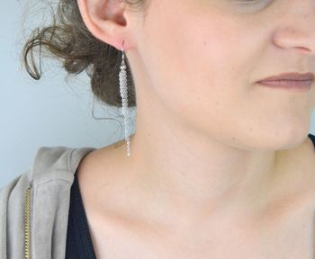Długie kolczyki srebrne 925 z pięcioma ruchomymi łańcuszkami. Model DIA-KLC-13448-925 z otwartym biglem, długość 7,5 cm, lekka forma (2,10 g). Subtelny ruch, wyjątkowy styl (1).JPG