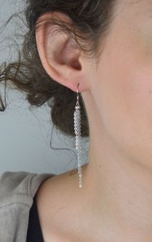 Długie kolczyki srebrne 925 z pięcioma ruchomymi łańcuszkami. Model DIA-KLC-13448-925 z otwartym biglem, długość 7,5 cm, lekka forma (2,10 g). Subtelny ruch, wyjątkowy styl (3).JPG