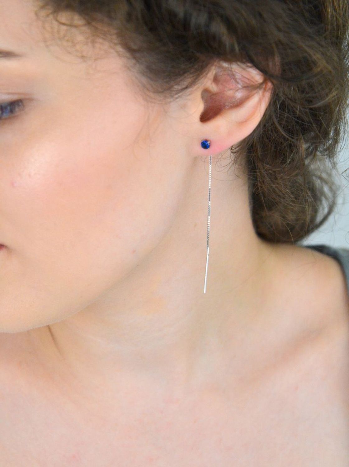Eleganckie kolczyki srebrne próby 925, przeciągane przez całe ucho z delikatnymi łańcuszkami i granatową cyrkonią. Długość 7 cm, idealne do stylizacji codziennych i wieczorowych.1.jpg