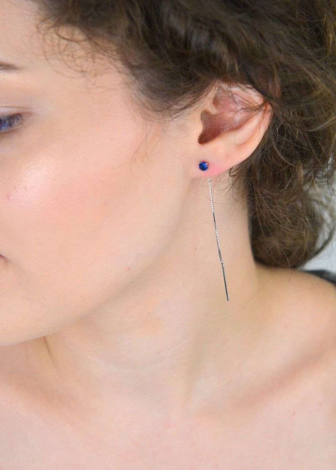 Eleganckie kolczyki srebrne próby 925, przeciągane przez całe ucho z delikatnymi łańcuszkami i granatową cyrkonią. Długość 7 cm, idealne do stylizacji codziennych i wieczorowych.1.jpg