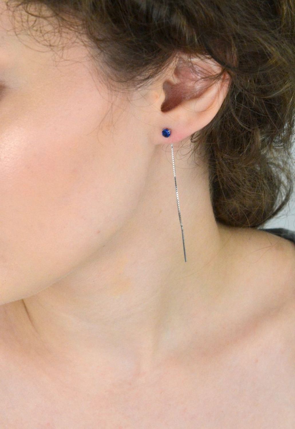 Eleganckie kolczyki srebrne próby 925, przeciągane przez całe ucho z delikatnymi łańcuszkami i granatową cyrkonią. Długość 7 cm, idealne do stylizacji codziennych i wieczorowych.1.jpg