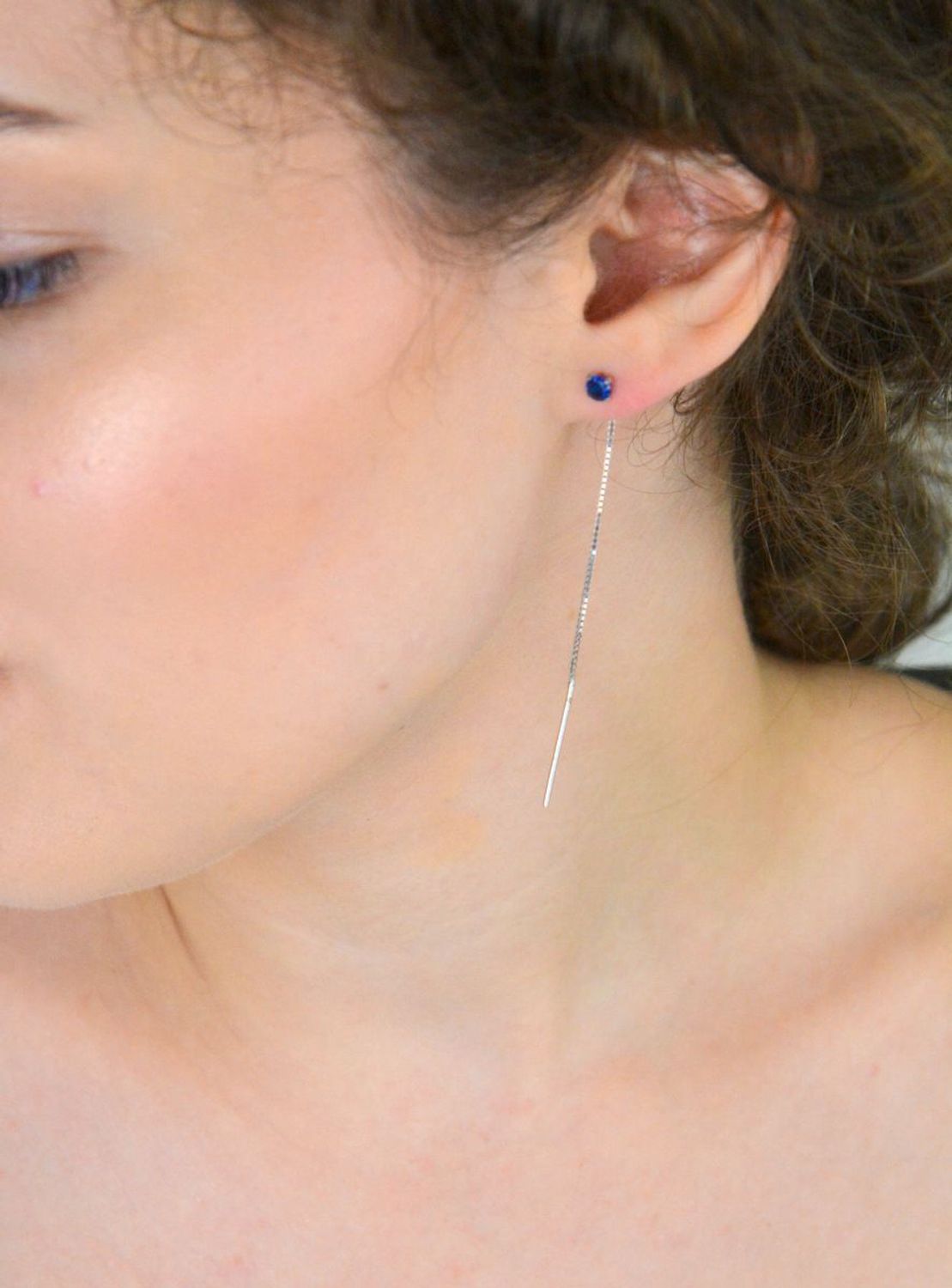 Eleganckie kolczyki srebrne próby 925, przeciągane przez całe ucho z delikatnymi łańcuszkami i granatową cyrkonią. Długość 7 cm, idealne do stylizacji codziennych i wieczorowych.1.jpg