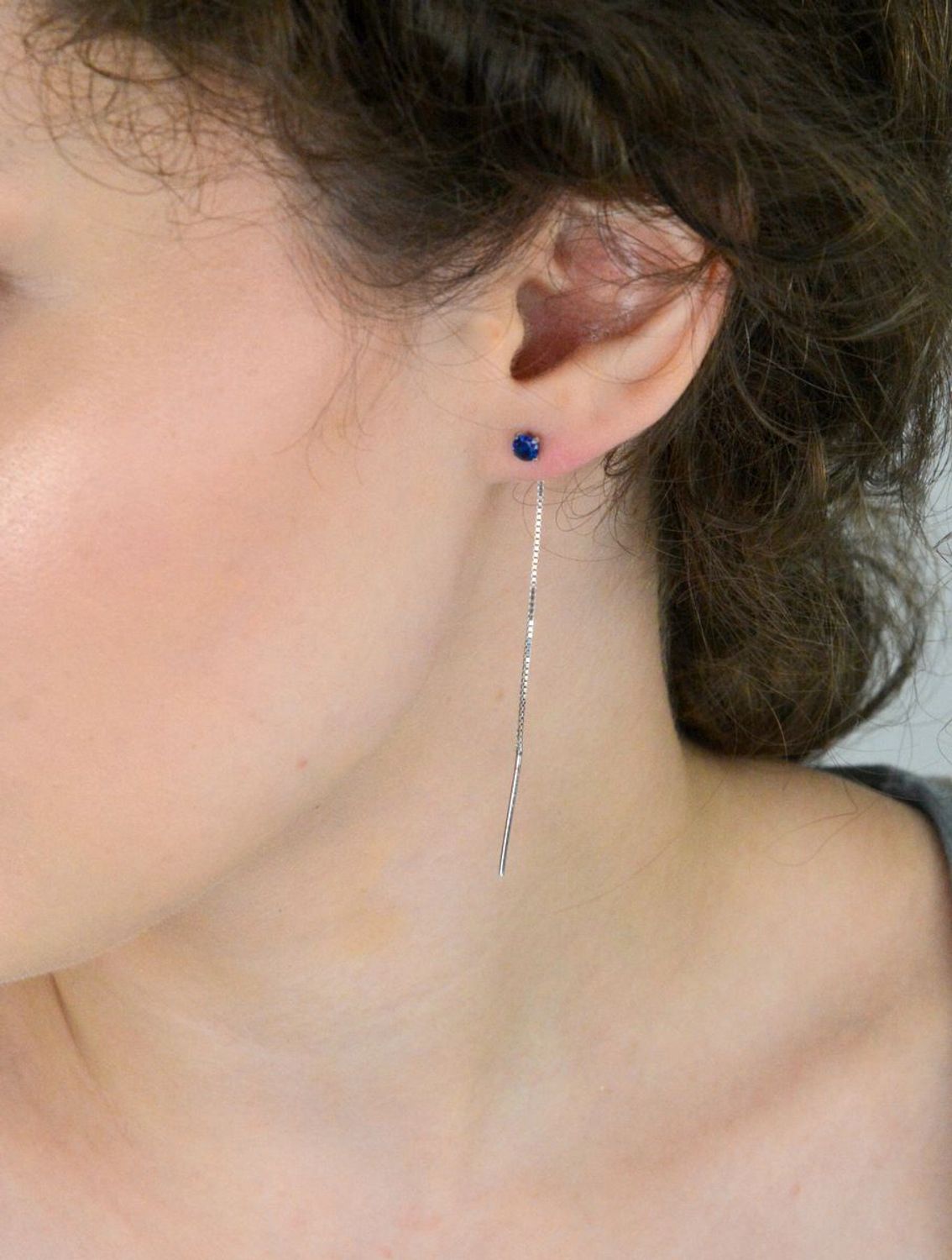 Eleganckie kolczyki srebrne próby 925, przeciągane przez całe ucho z delikatnymi łańcuszkami i granatową cyrkonią. Długość 7 cm, idealne do stylizacji codziennych i wieczorowych.1.jpg