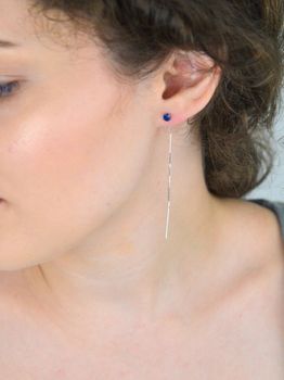 Eleganckie kolczyki srebrne próby 925, przeciągane przez całe ucho z delikatnymi łańcuszkami i granatową cyrkonią. Długość 7 cm, idealne do stylizacji codziennych i wieczorowych (1).JPG