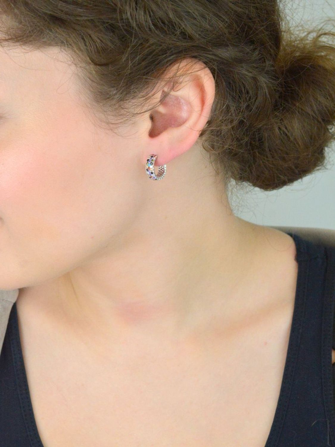 Srebrne kolczyki DIA-KLC-13450-925 w kształcie kółeczek, ozdobione kolorowymi cyrkoniami. Srebro próby 925, długość 1,3 cm, szerokość 5 mm, waga 3,70 g. Kolorowy akcent i elegancja.1.jpg