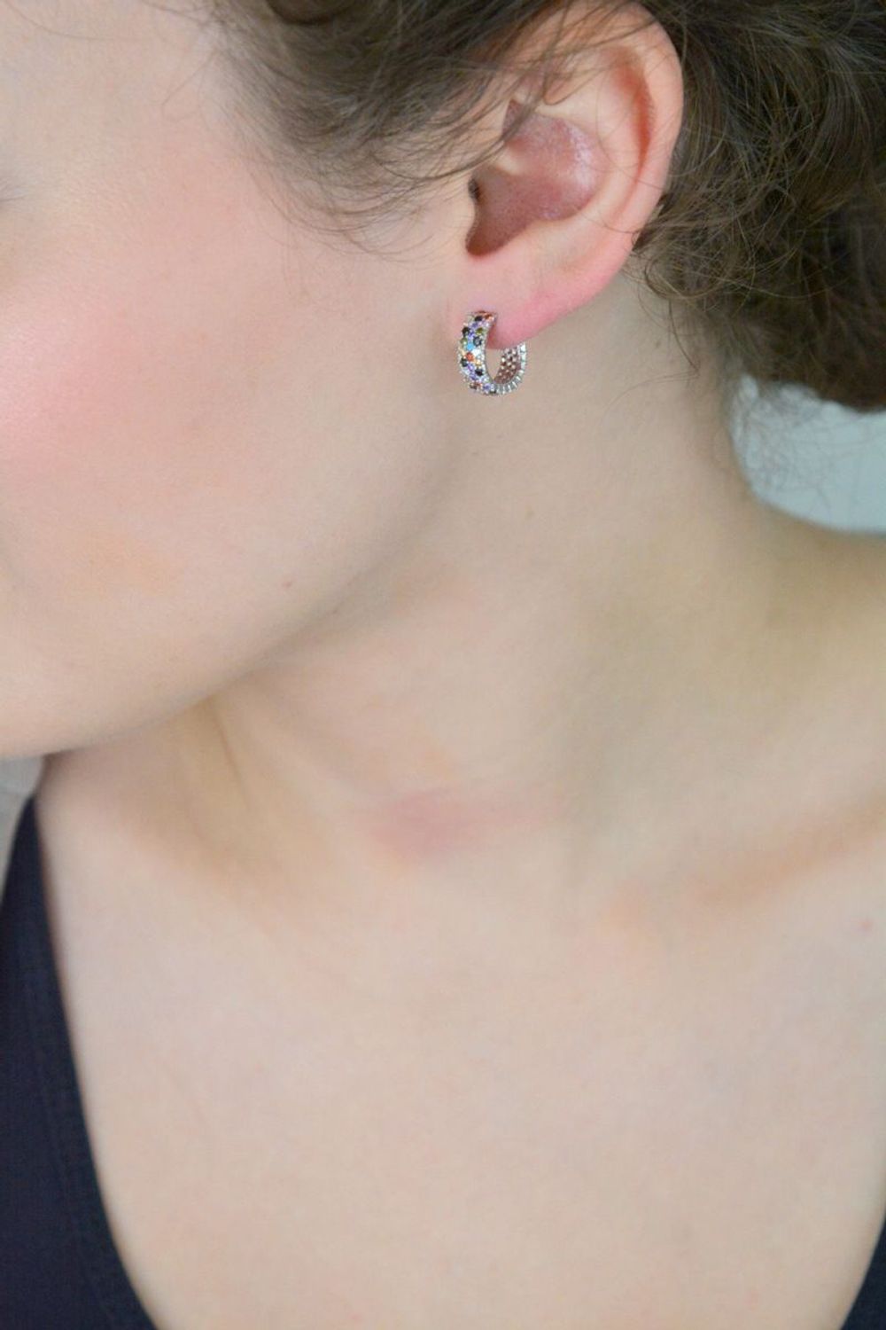 Srebrne kolczyki DIA-KLC-13450-925 w kształcie kółeczek, ozdobione kolorowymi cyrkoniami. Srebro próby 925, długość 1,3 cm, szerokość 5 mm, waga 3,70 g. Kolorowy akcent i elegancja.1.jpg