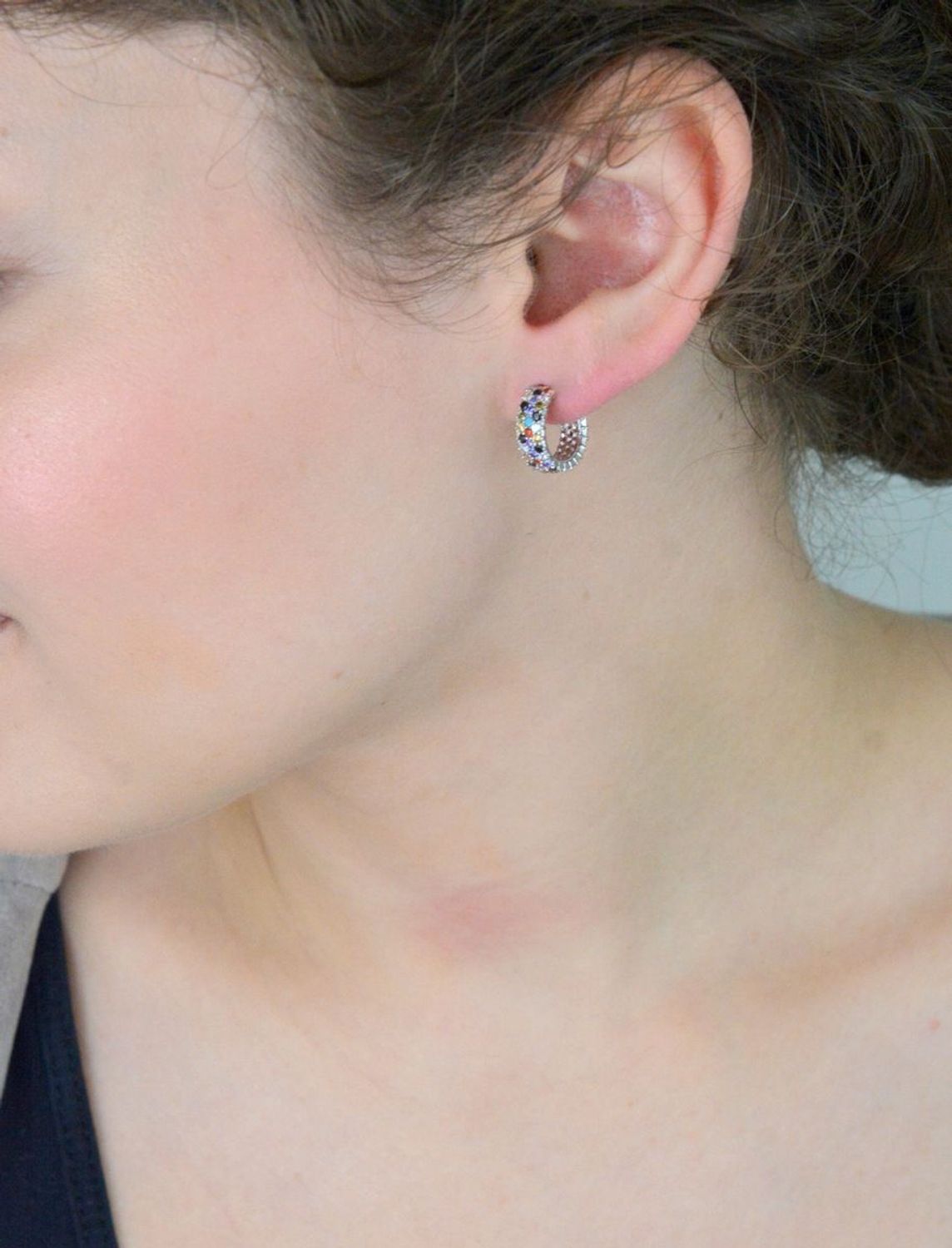 Srebrne kolczyki DIA-KLC-13450-925 w kształcie kółeczek, ozdobione kolorowymi cyrkoniami. Srebro próby 925, długość 1,3 cm, szerokość 5 mm, waga 3,70 g. Kolorowy akcent i elegancja.1.jpg