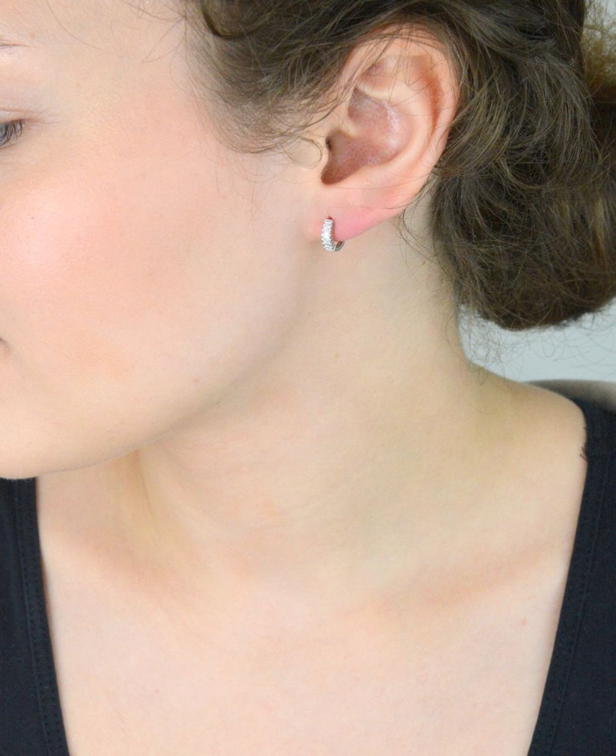 Kolczyki dziecięce srebrne próby 925 – małe kółeczka zdobione cyrkoniami, zapięcie na zatrzask. Model DIA-KLC-13453-925, długość 9 mm, szerokość 2 mm, waga 1,10 g. 1.jpg