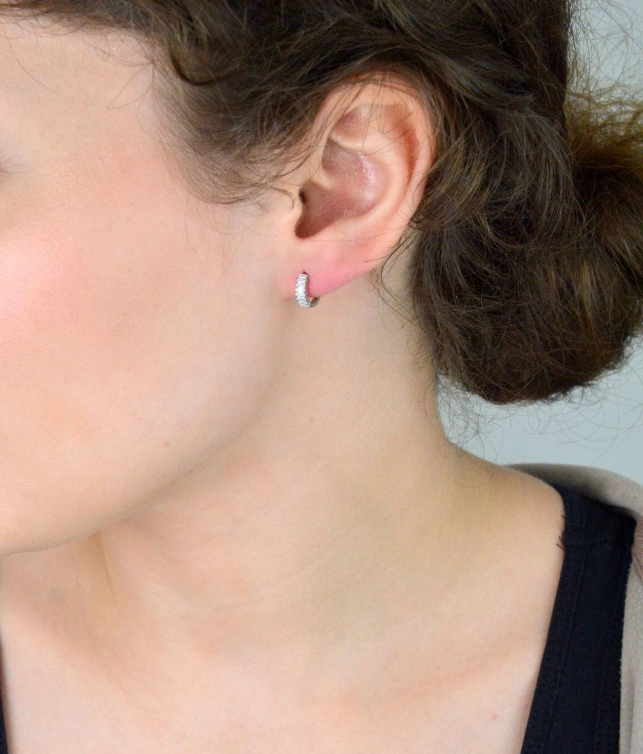 Kolczyki dziecięce srebrne próby 925 – małe kółeczka zdobione cyrkoniami, zapięcie na zatrzask. Model DIA-KLC-13453-925, długość 9 mm, szerokość 2 mm, waga 1,10 g. 1.jpg