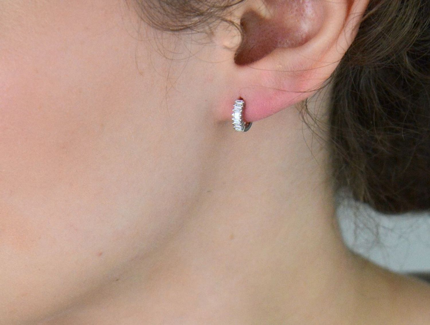 Kolczyki dziecięce srebrne próby 925 – małe kółeczka zdobione cyrkoniami, zapięcie na zatrzask. Model DIA-KLC-13453-925, długość 9 mm, szerokość 2 mm, waga 1,10 g. 1.jpg