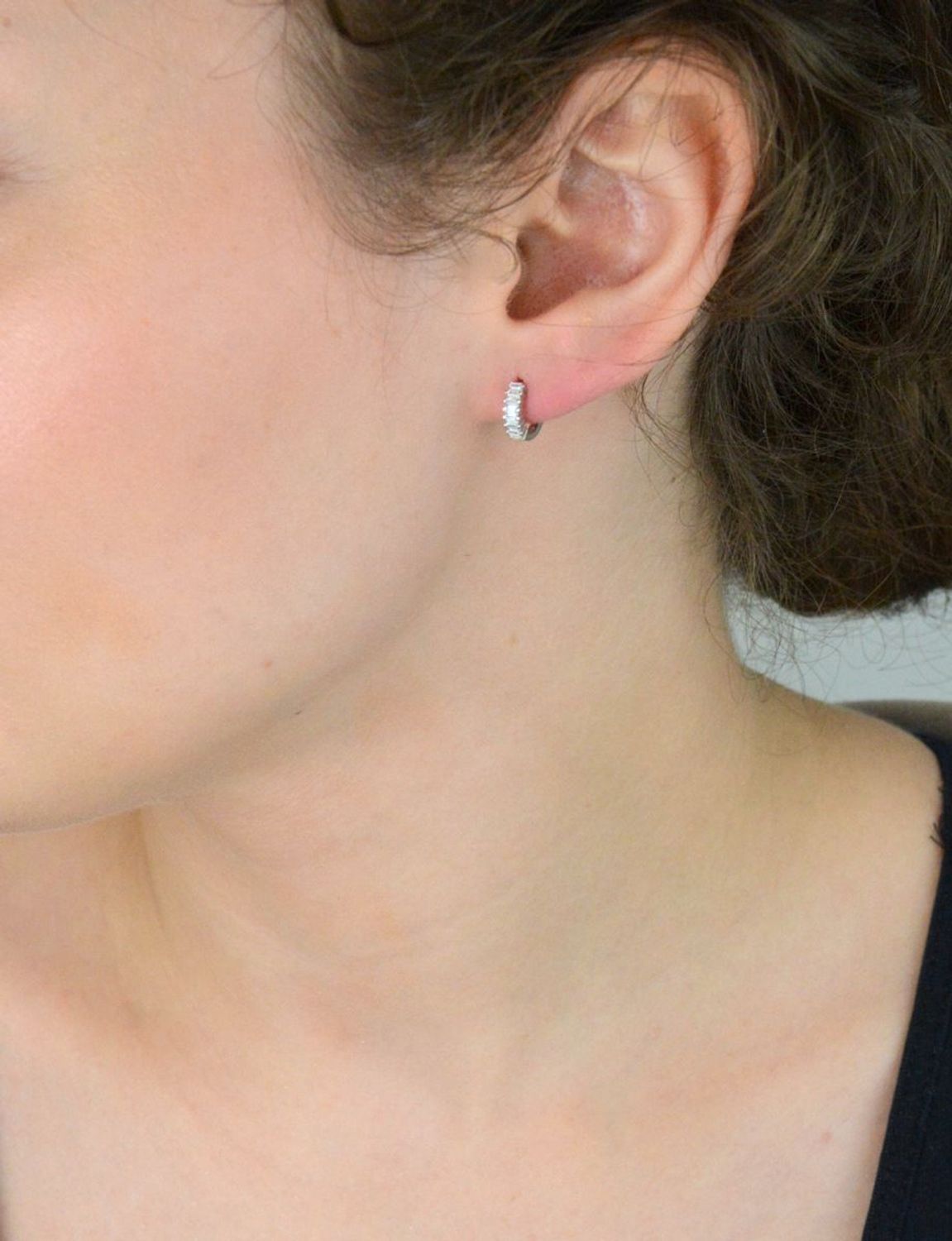 Kolczyki dziecięce srebrne próby 925 – małe kółeczka zdobione cyrkoniami, zapięcie na zatrzask. Model DIA-KLC-13453-925, długość 9 mm, szerokość 2 mm, waga 1,10 g. 1.jpg